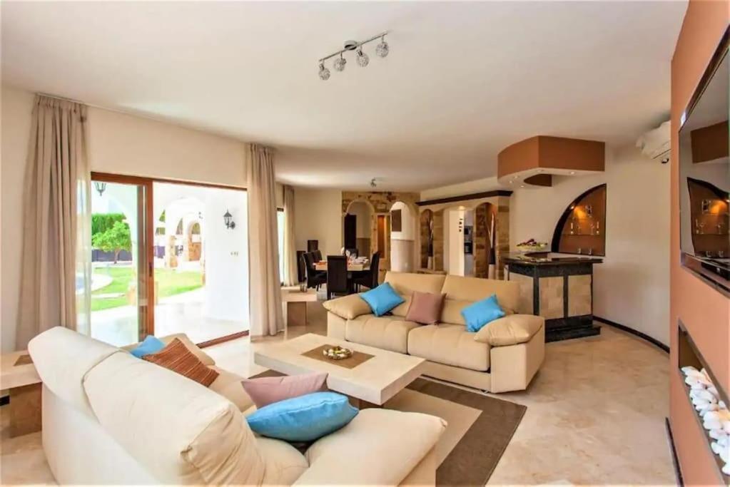 Summer Offers! Fabulous Luxury Villa Near The Beach Sleeps 8 بينالماذينا المظهر الخارجي الصورة