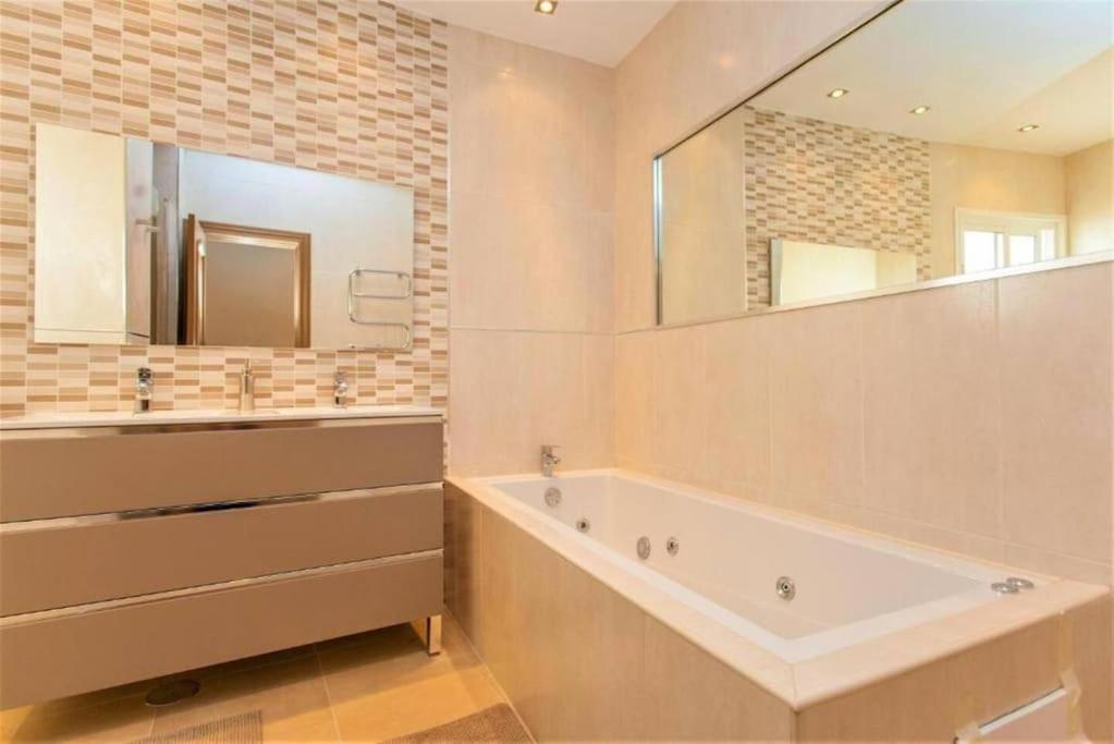 Summer Offers! Fabulous Luxury Villa Near The Beach Sleeps 8 بينالماذينا المظهر الخارجي الصورة