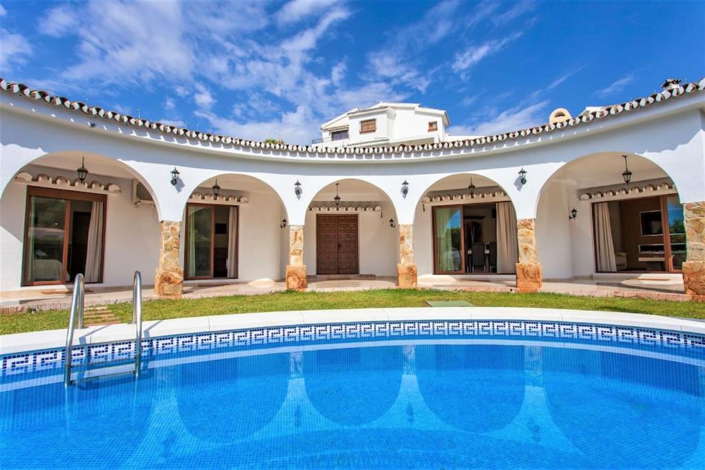 Summer Offers! Fabulous Luxury Villa Near The Beach Sleeps 8 بينالماذينا المظهر الخارجي الصورة